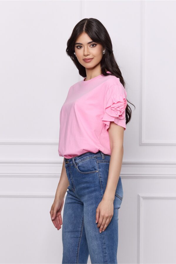 Tricou Delia roz cu flori pe maneci