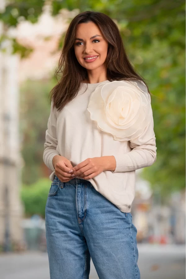 Pulover din tricot bej cu floare 3D din organza