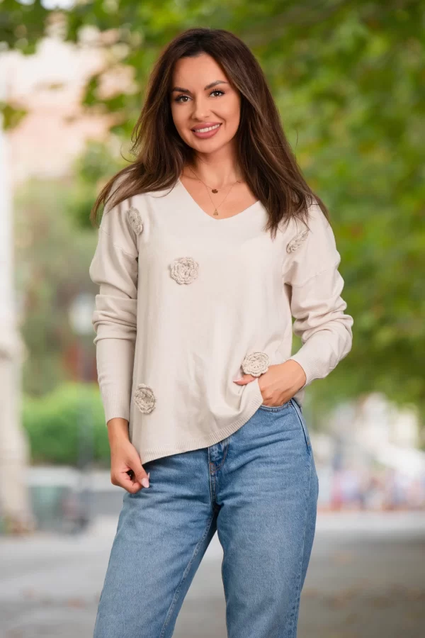 Pulover din tricot fin bej cu flori 3D tricotate