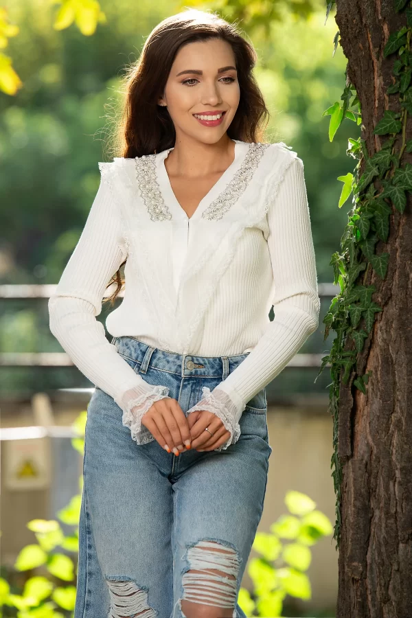 Pulover elegant din tricot fin cu volanase din dantela