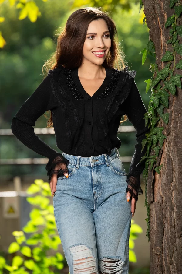 Pulover elegant negru din tricot fin cu volanase din dantela