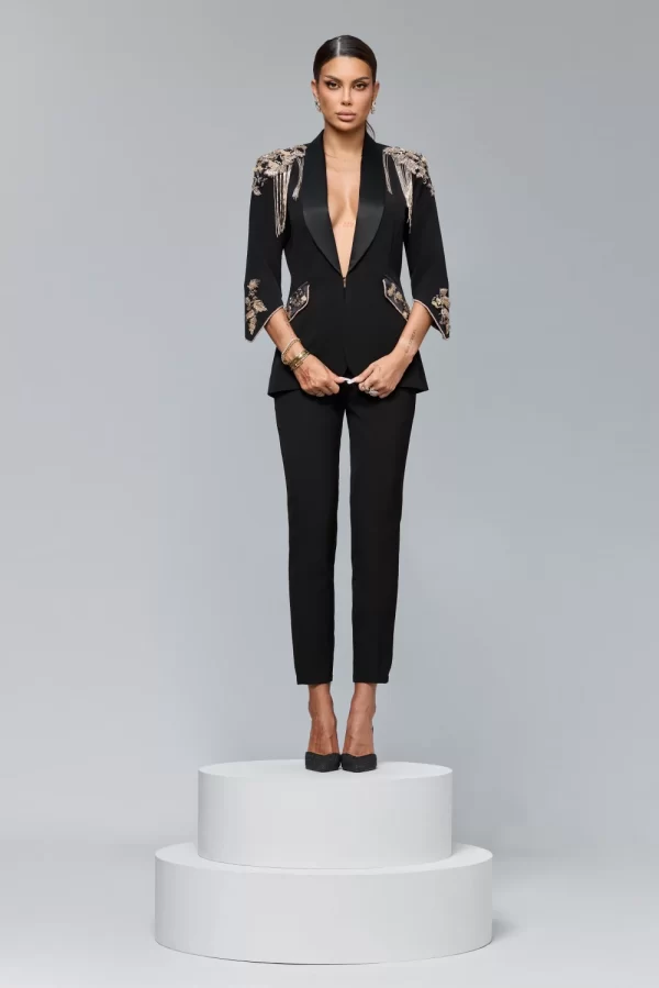 Compleu elegant negru compus din doua piese cu sacou accesorizat cu broderie pretioasa