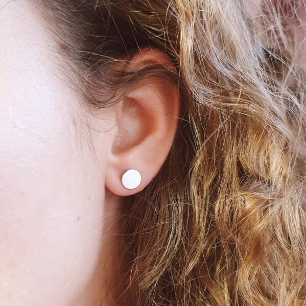 Cercei banuti din aur galben, alb sau roz de 14K – pentru dama