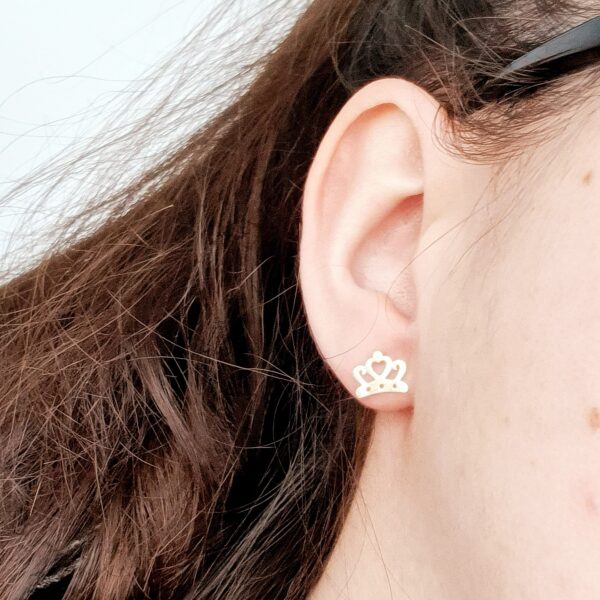 Cercei din aur galben 14k model coroana – pentru dama