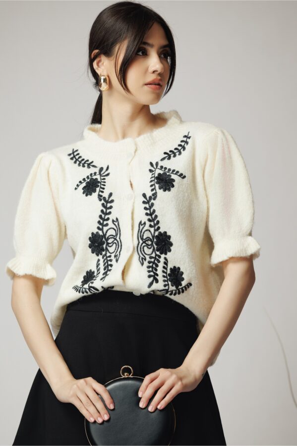 Bluza casual din tricot bej cu broderie si nasturi