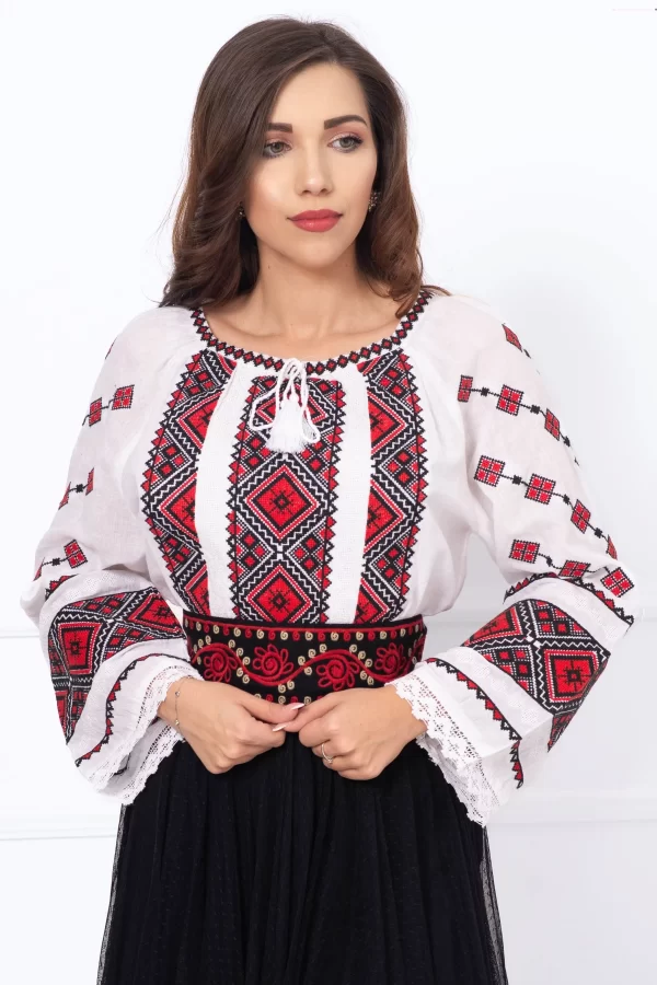 Brau traditional Catinca brodat cu motive din portul popular