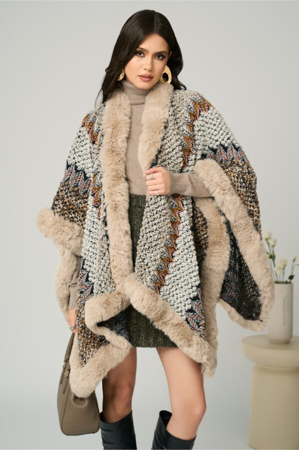 Capa eleganta din tricot colorata cu blanita bej