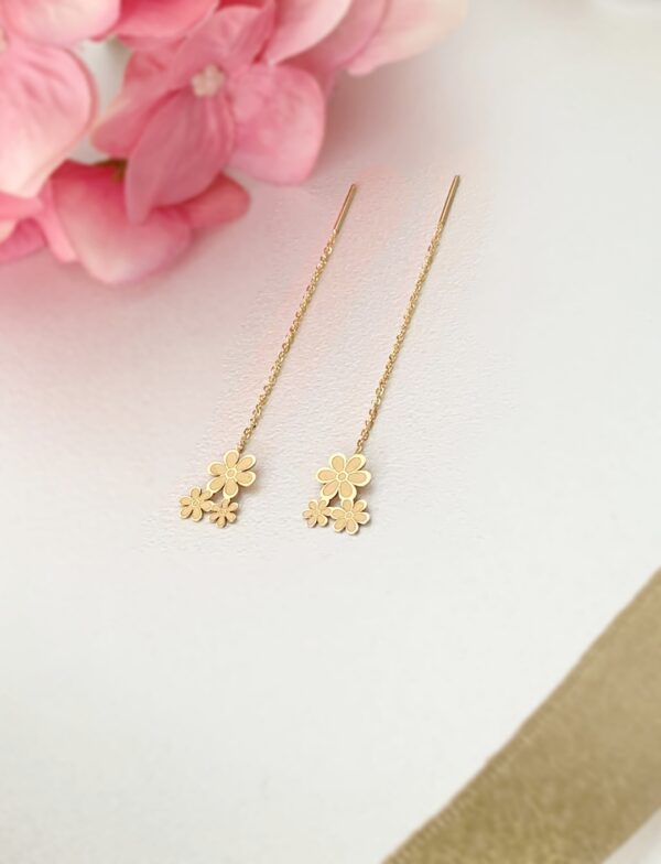 Cercei lungi cu lant model trei floricele – aur galben 14k