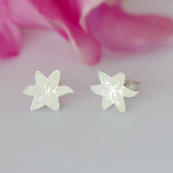 Cercei din argint model crin gravat cu tija si cheita pentru dama