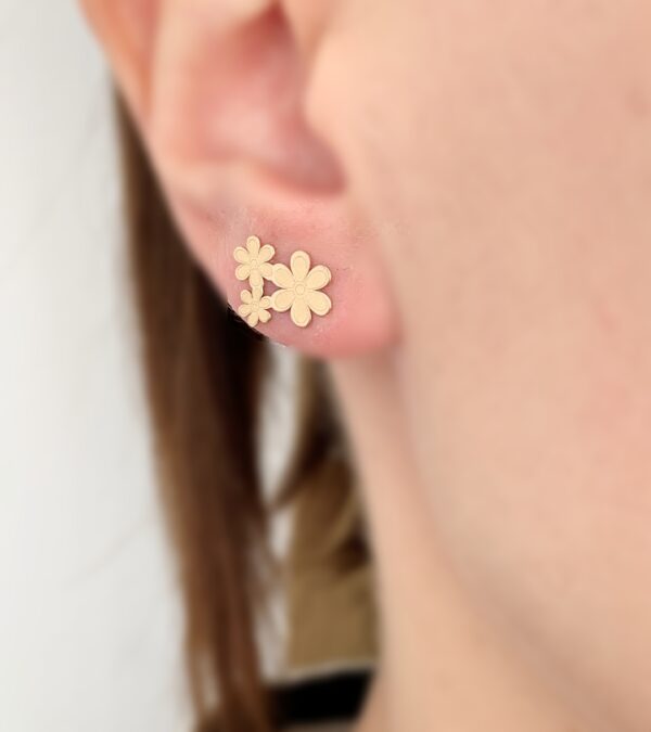 Cercei din aur galben 14k model trei floricele – pentru dama