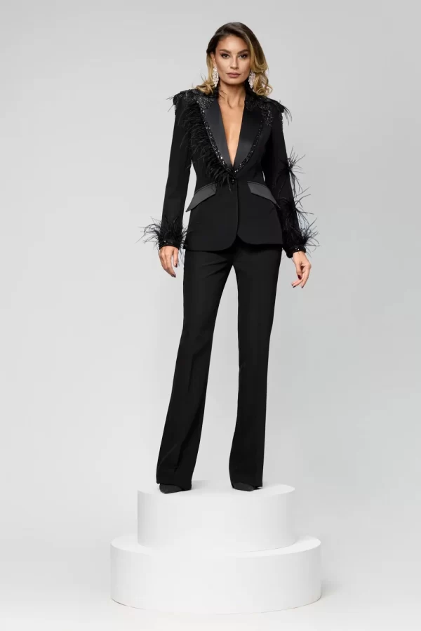 Compleu elegant negru accesorizat cu broderie si pene