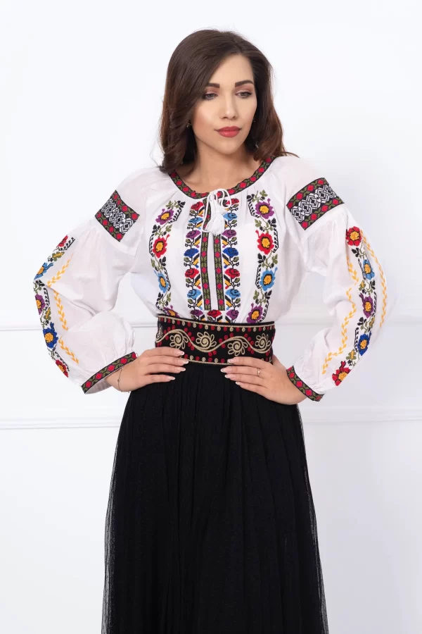 Ie brodata cu motive traditionale florale multicolore