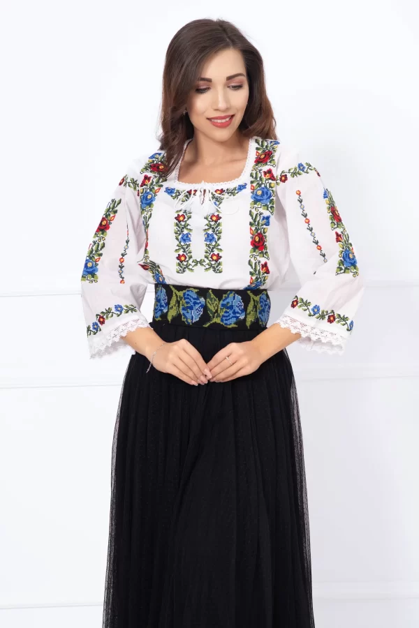 Ie dama brodata cu motive florale traditionale multicolore