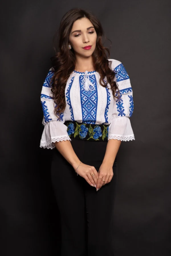 Ie dama Catrina cu broderie albastra cu motivul rombului