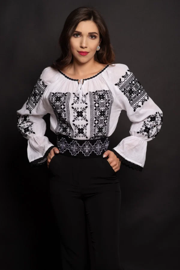 Ie traditionala alba din bumbac Vera cu broderie florala neagra