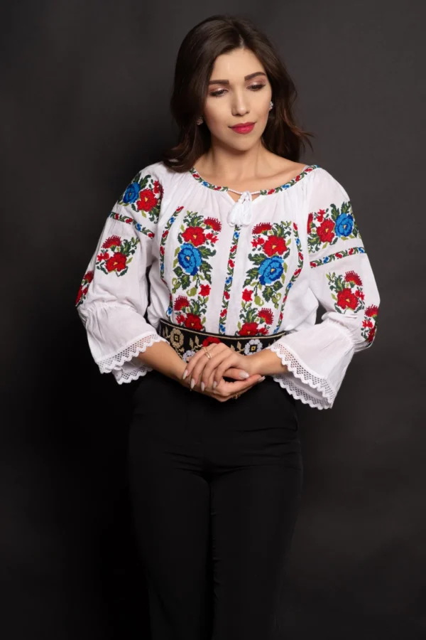 Ie traditionala dama din bumbac alb Loredana cu broderie multicolora