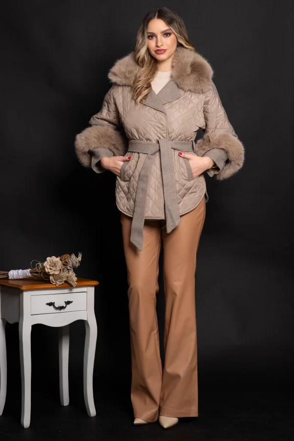 Palton dama scurt taupe Svetlana cu insertii de fas si blana eco