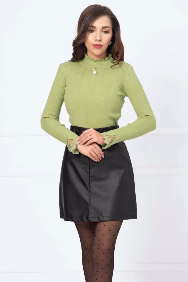 Pulover dama din tricot salvie cu volan din dantela si brosa cu inima