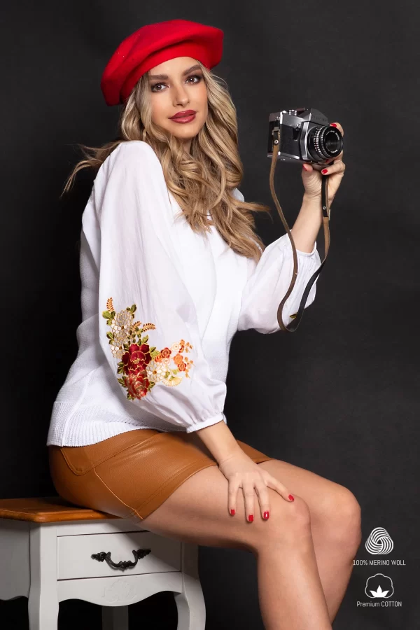 Pulover din bumbac Lehel alb cu maneci brodate cu bujori bordo