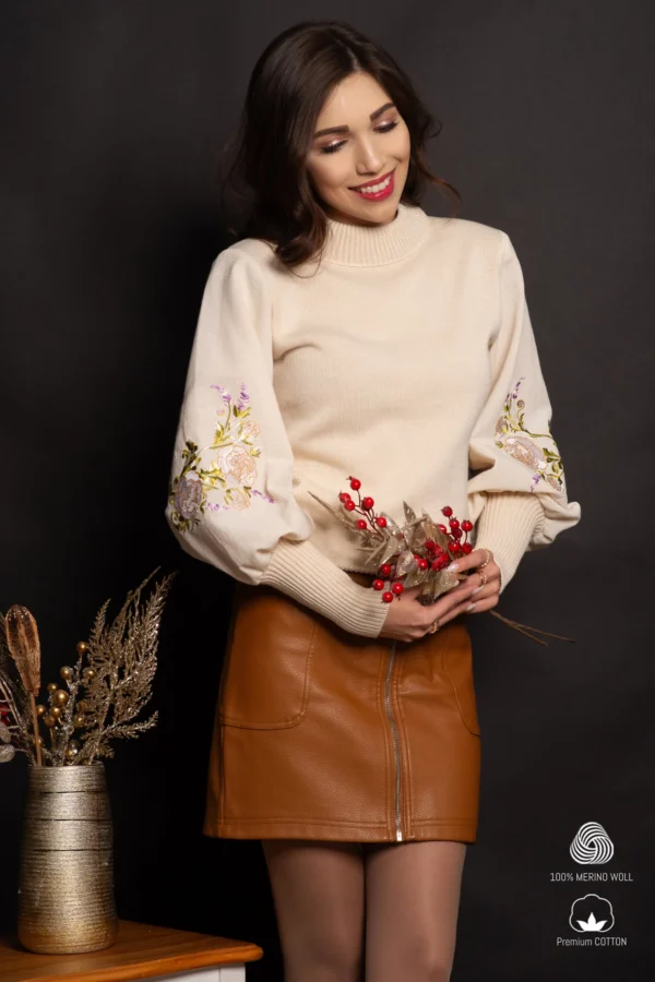Pulover traditional din bumbac crem cu flori bej si lila brodate