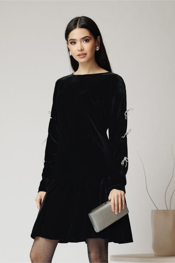 Rochie scurta eleganta din catifea neagra cu fundite pe maneci