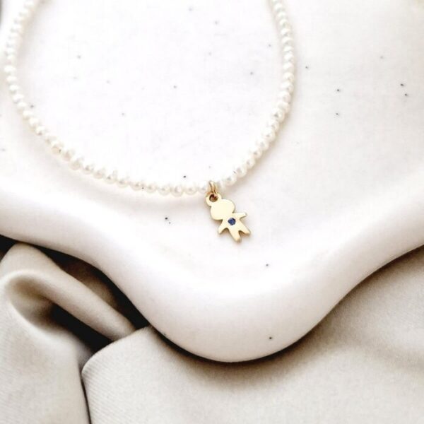 Lantisor Fior al Inocentei – Model cu sirag de perle si pandantiv baiat cu Safir – Argint 925 placat cu Aur Galben 18K