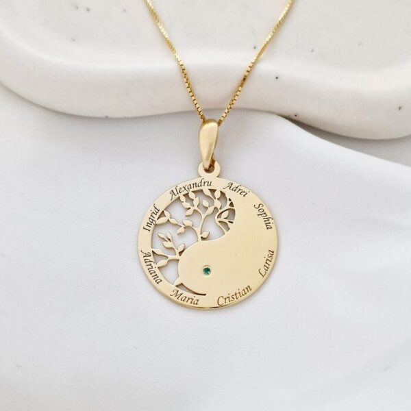 Lantisor cu Pandantiv Rotund Copacul Vietii Yin & Yang din Argint 925 Placat cu Aur de 18K – Decorat cu Smarald si Personalizabil cu 8 Nume