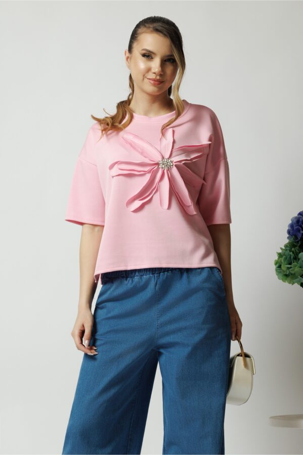 Bluza casual din viscoza roz cu floare maxi si strasuri