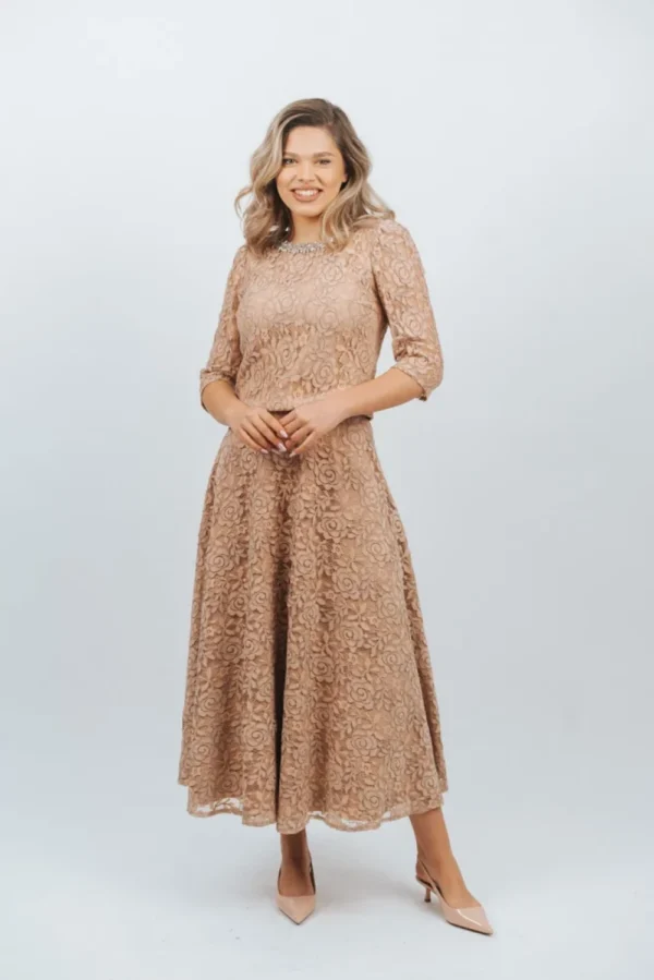 Compleu elegant bej format din fusta semiclos si bluza accesorizata cu pietre