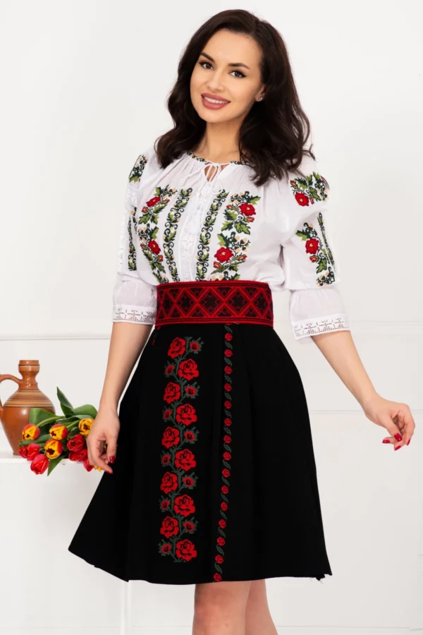 Ie brodata traditionala Tamara cu motivul trandafirului