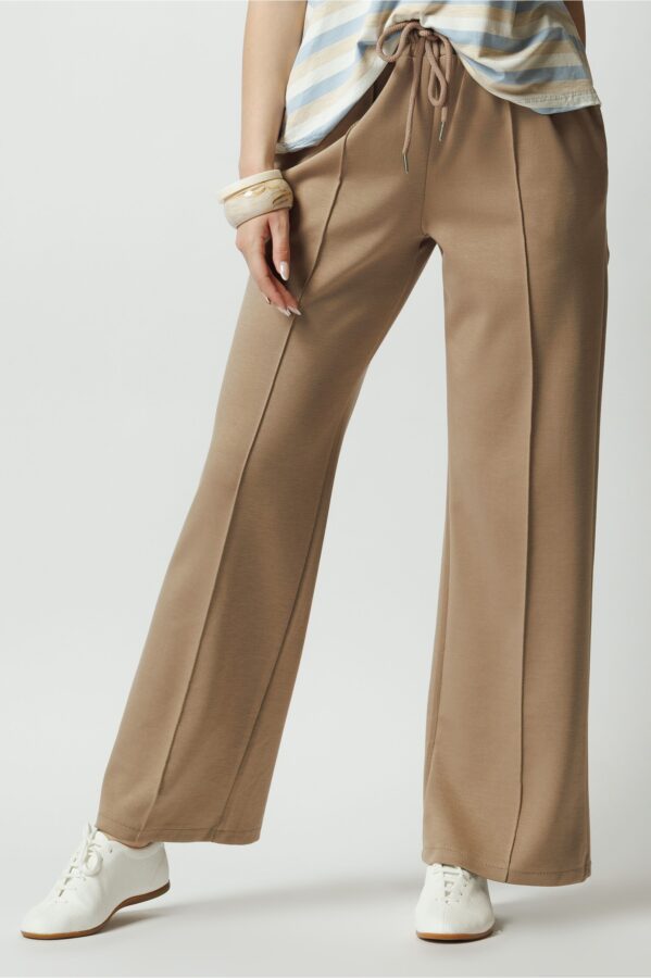 Pantaloni casual din viscoza maro cu elastic si dunga