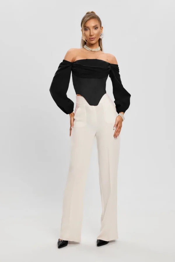 Pantaloni evazati albi prevazuti cu buzunare laterale si talie inalta