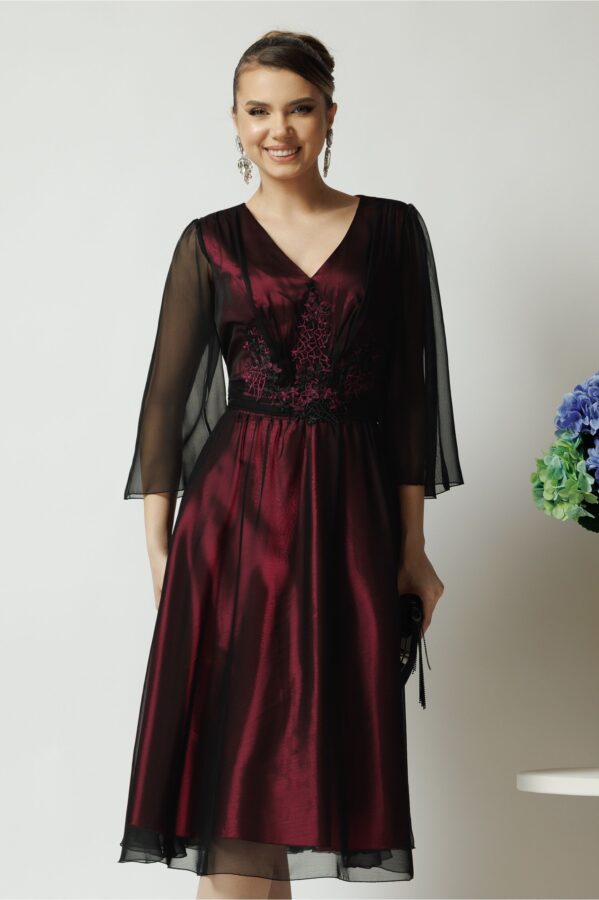 Rochie de ocazie din voal magenta cu broderie pe bust