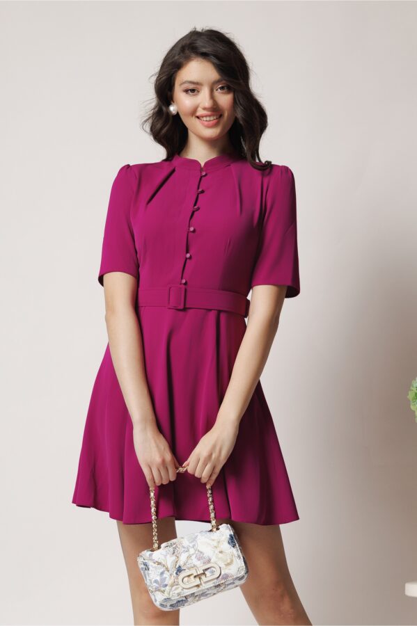 Rochie DY Fashion scurta de zi din triplu voal magenta cu nasturi la bust si curea in talie