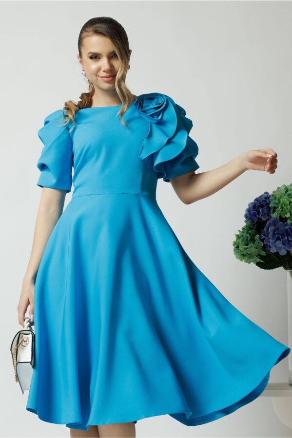 Rochie eleganta din stofa albastra cu floare maxi pe bust si maneci bufante