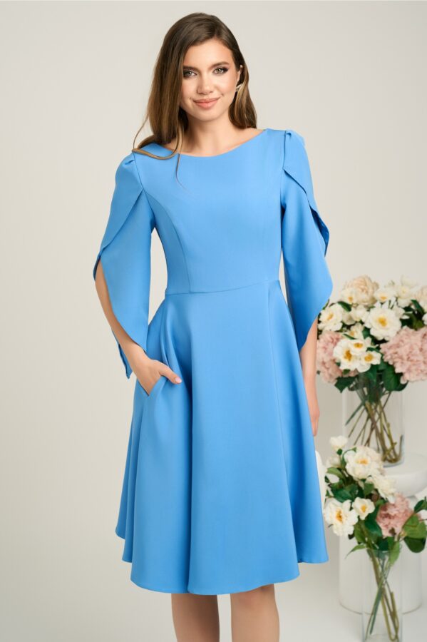 Rochie eleganta din stofa bleu cu maneci evazate petrecute