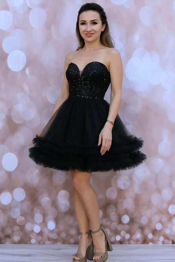 Rochie eleganta neagra cu partea superioara tip corset si fusta in clos cu terminatia din tull
