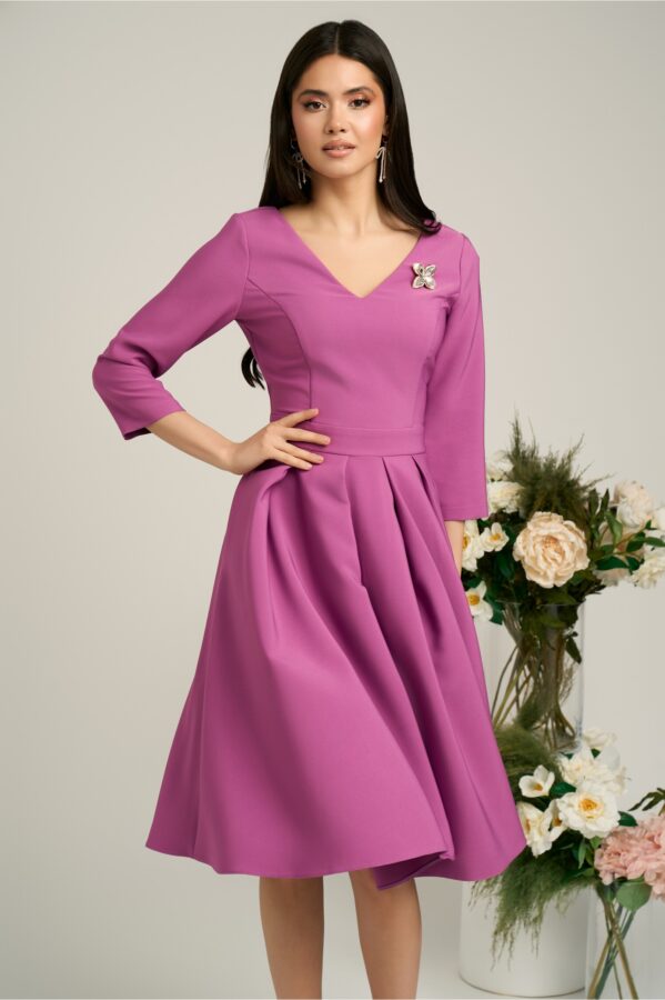 Rochie LaDonna lila midi cu decolteu adanc si brosa detasabila