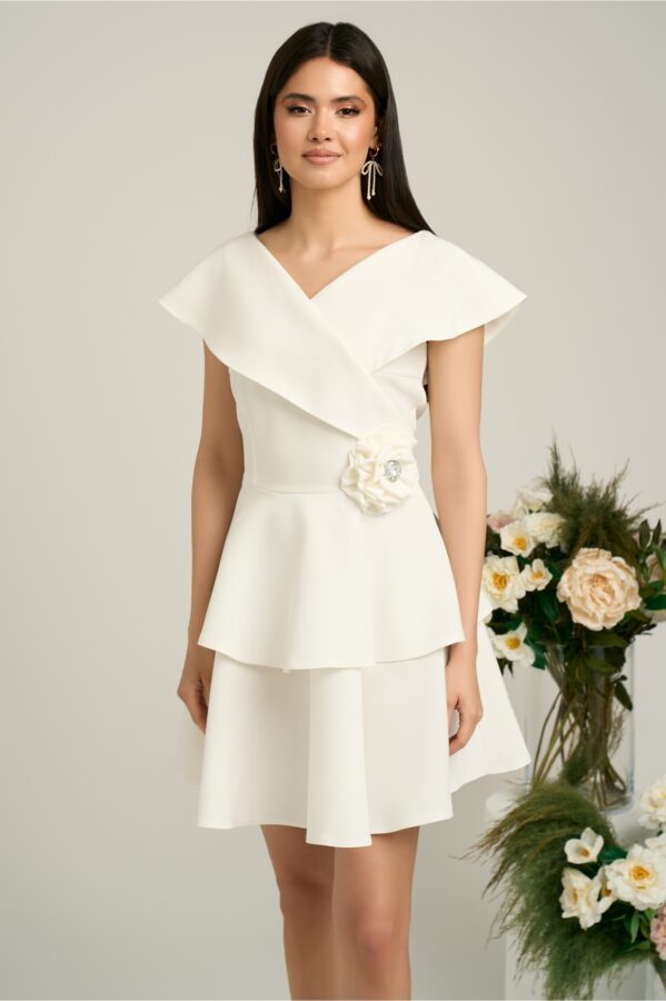 Rochie Moze scurta alba cu volanase si detaliu floral