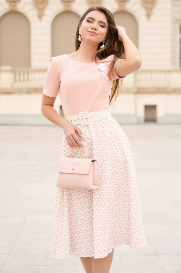 Rochie din crep roz cu imprimeu pe fusta si curea in talie