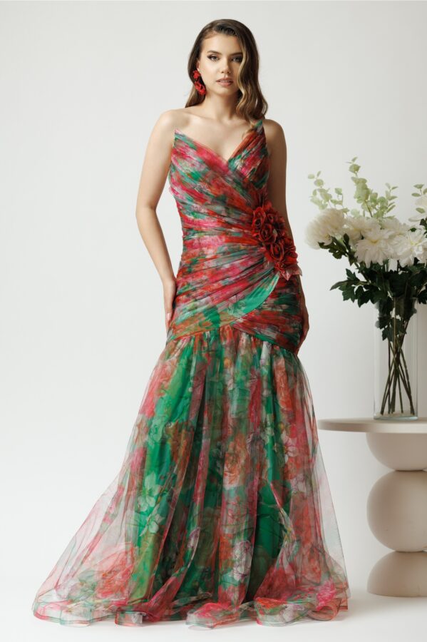 Rochie lunga de ocazie din tull verde cu imprimeuri rosii si floare maxi pe talie