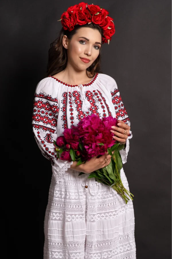 Ie dama alba Eliana cu motive traditionale brodate