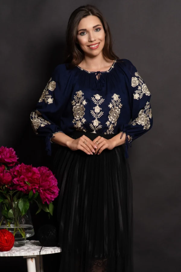 Ie dama traditionala bleumarin Lucretia cu flori bej brodate