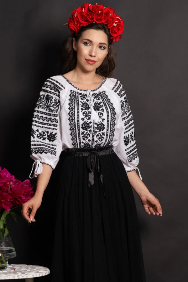Ie traditionala alba Iliana cu broderie neagra