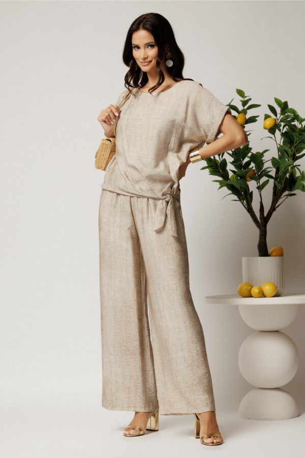 Pantaloni bej din viscoza cu croi lejer si elastic in talie.