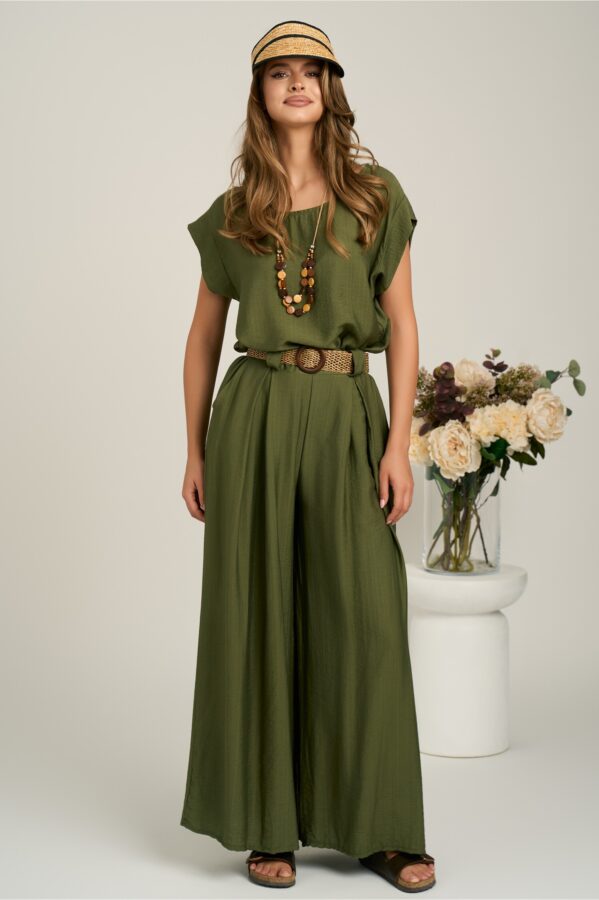 Pantaloni kaki din viscoza evazati cu pliuri si curea in talie