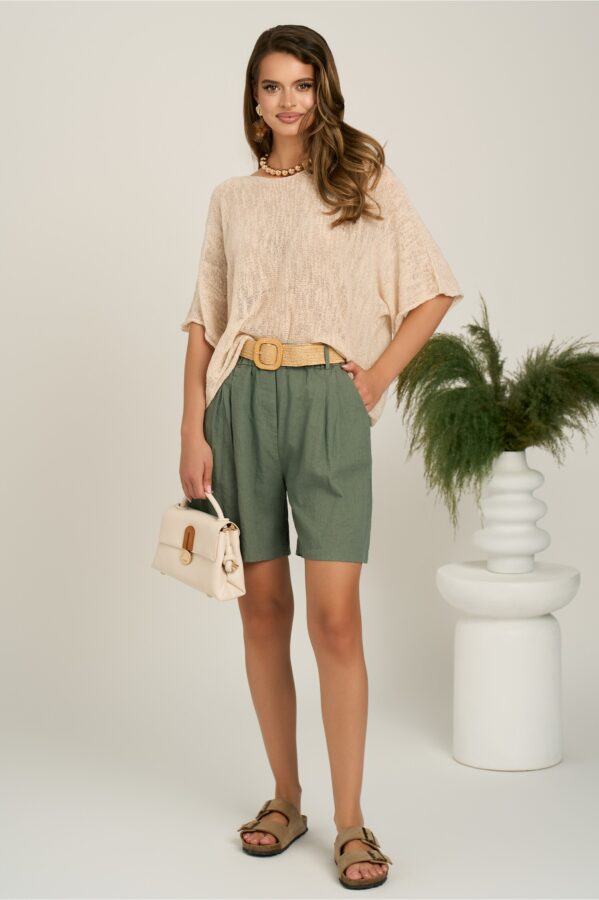 Pantaloni scurti kaki din in cu croi lejer si curea in talie