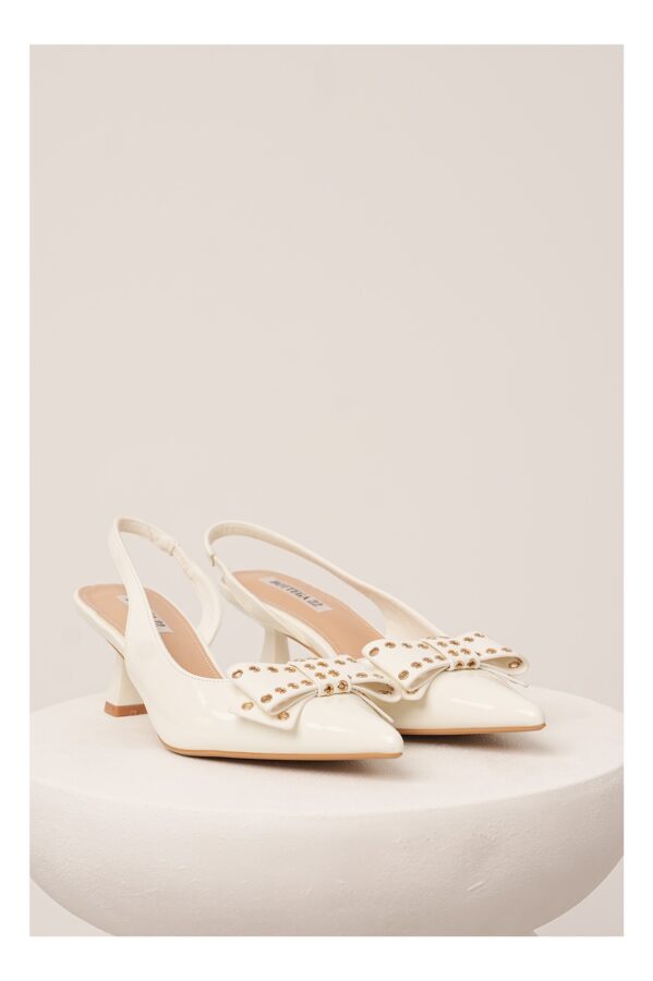 Pantofi albi din piele ecologica lacuita cu funda si capse