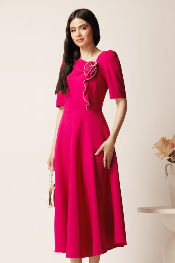 Rochie midi fucsia din stofa in clos cu floare si margelute- LaDonna