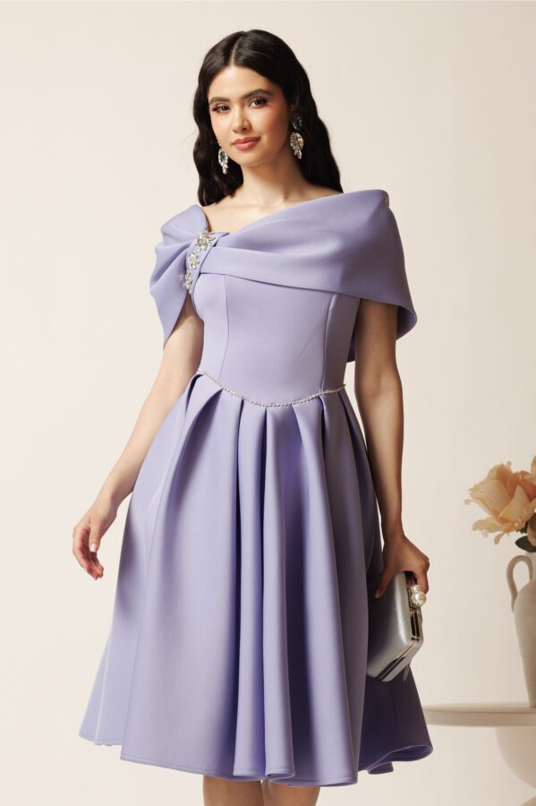 Rochie midi lila din neopren in clos cu umeri goi si strasuri decorative